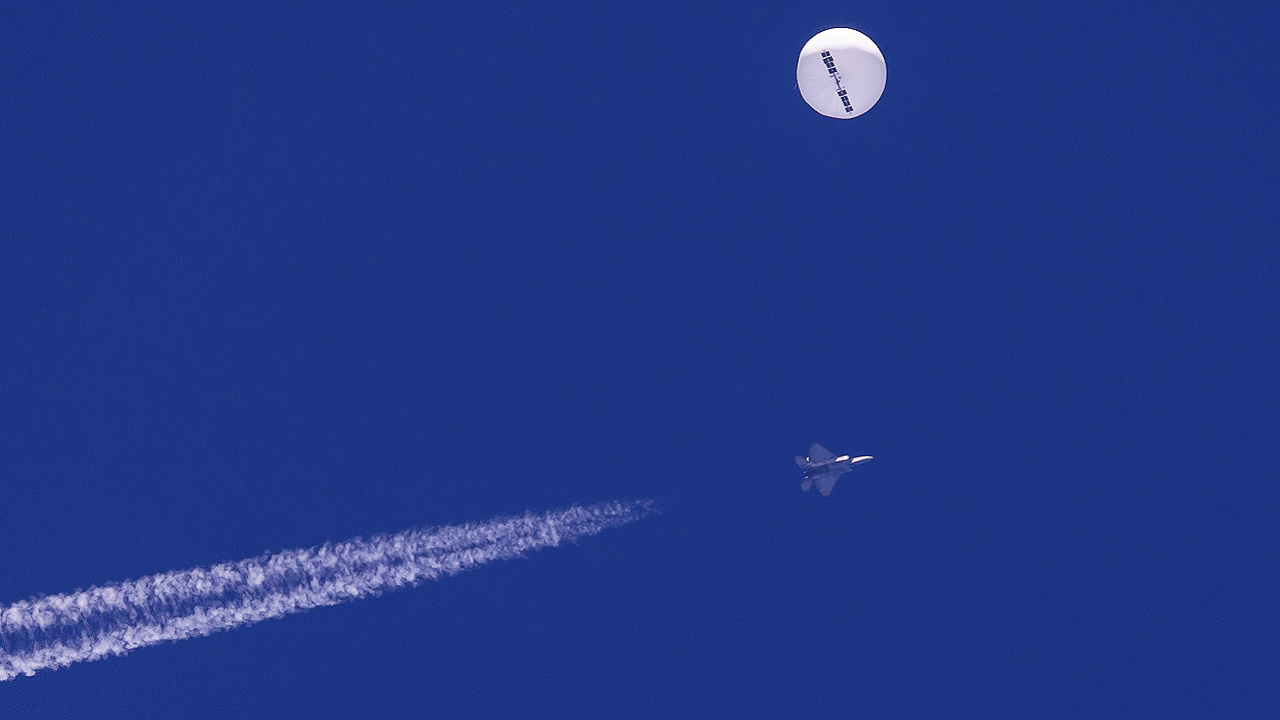Military tracks high-altitude balloon over western US | Fox News