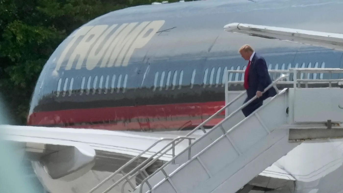 BOMBSHELL- Unsealed Docs FBI Discussed 'Loose Surveillance' of Donald Trump's Plane