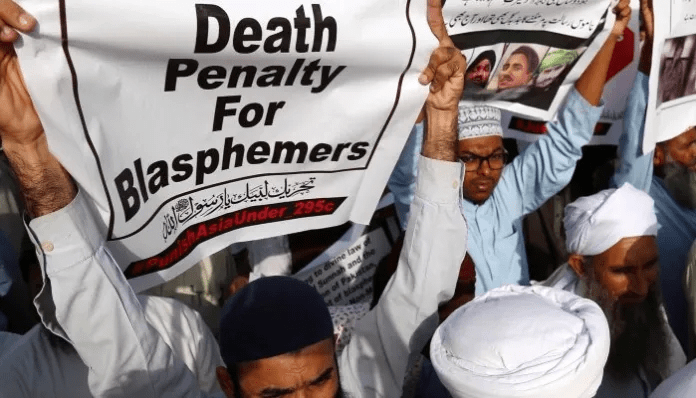 Pakistan: Police arrest man on blasphemy charges, mob attack and damage the police station demanding the suspect’s handover to them – Allah's Willing Executioners